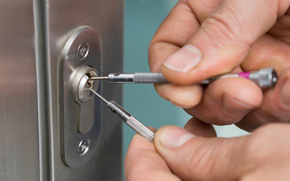 ouverture de porte claquée serrurier Saclay